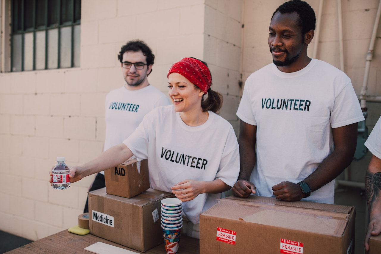 people volunteerin and handing out food